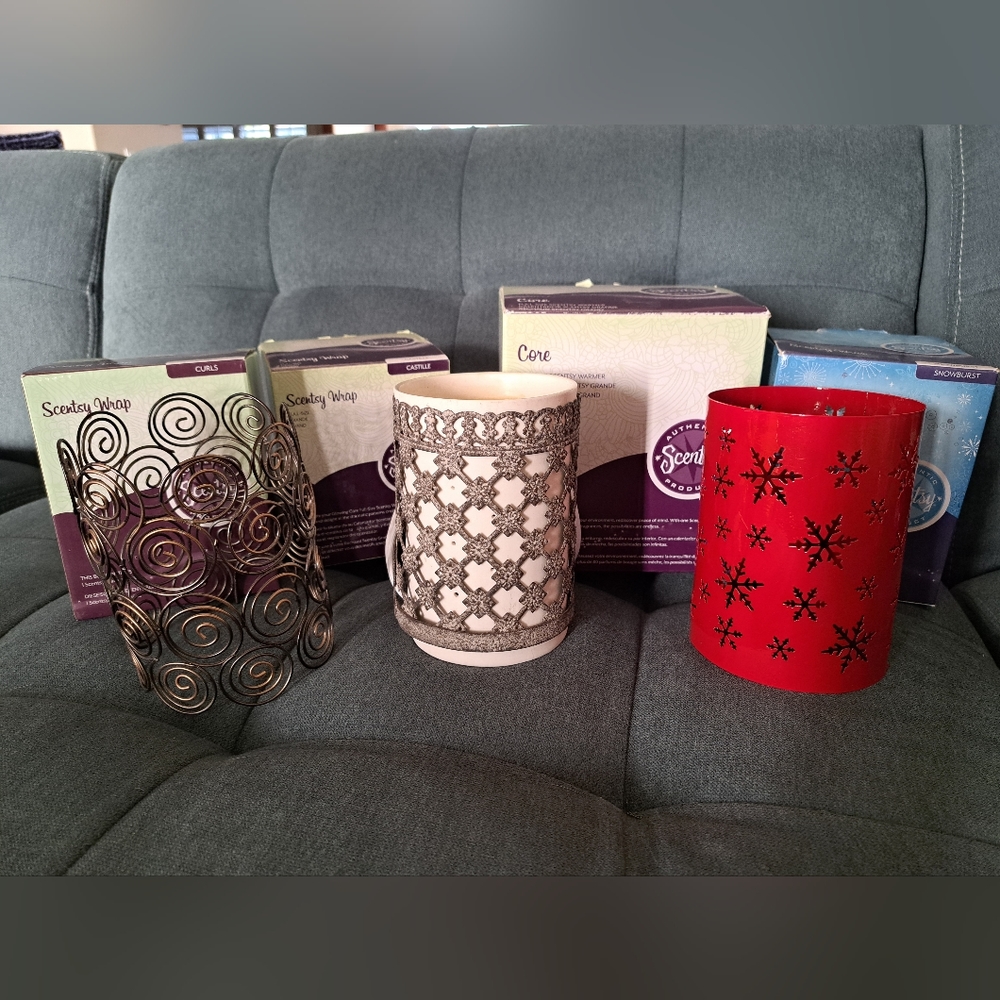 Scentsy white core full size wax warmer including 3 Scentsy wraps.
